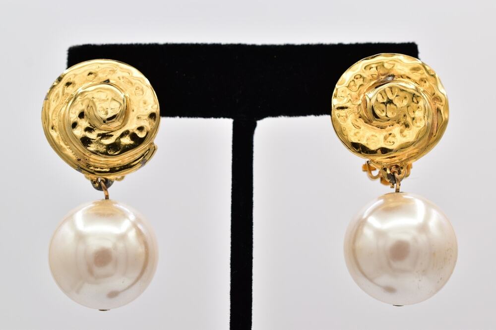 Carolee Vintage Gold Pearl Drop Clip On Earrings Dangle Chunky Signed 80s BinAI